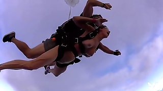 Kagney и Крисси голые прыжки с парашютом (7 фото)