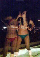 Подруги показали сиськи стоя в бассейне и начали целоваться взасос 4 фотография