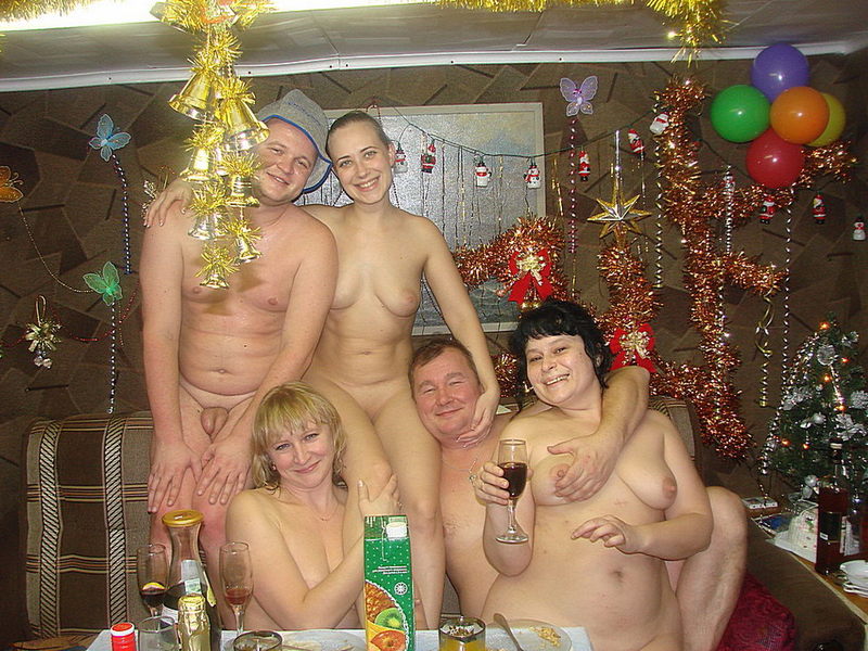 Секс вечеринка в кафе голые парни и девушки устроили супер поебушки друг с другом