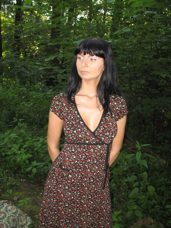 Аппетитная жена раздевается до гола в лесу (24 фото)