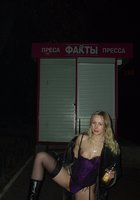 Пьяная Марина снимает трусики в подъезде 6 фотография