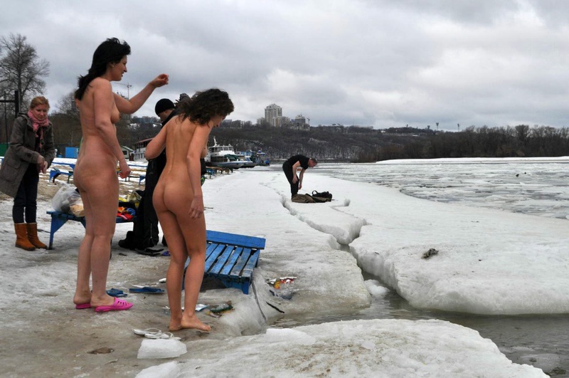 Голые нудистки купаются в проруби 1 фотография