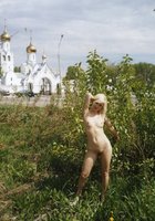 Голая блонда средь бела дня гуляет по городу 15 фотография