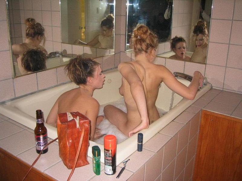 Пьяная лесбиянка в ванной бреет киску подружке 2 фотография