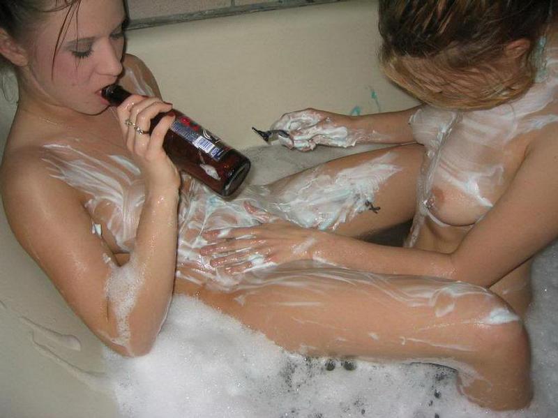 Пьяная лесбиянка в ванной бреет киску подружке 7 фотография