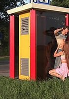 Чувак трахает милую давалку в общественном месте 15 фотография