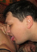 Мужики дают в рот обнаженным любовницам в домашней обстановке 9 фотография