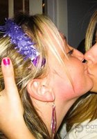Пьяные лесбиянки целуются в засос при встрече 4 фотография