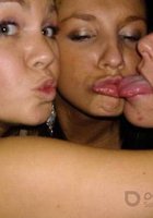 Пьяные лесбиянки целуются в засос при встрече 6 фотография