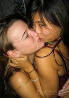 Пьяные лесбиянки целуются в засос при встрече 8 фотография