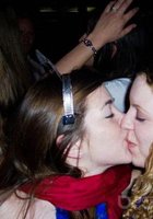 Пьяные лесбиянки целуются в засос при встрече 9 фотография
