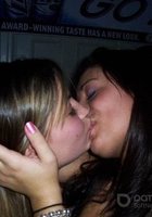 Пьяные лесбиянки целуются в засос при встрече 10 фотография