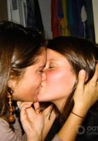 Пьяные лесбиянки целуются в засос при встрече 15 фотография