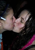 Пьяные лесбиянки целуются в засос при встрече 16 фотография
