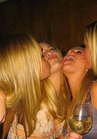 Пьяные лесбиянки целуются в засос при встрече 17 фотография