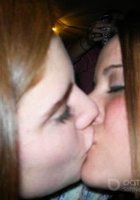 Пьяные лесбиянки целуются в кафе 6 фотография