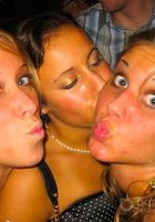 Пьяные лесбиянки целуются в кафе 7 фотография