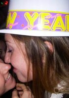 Пьяные лесбиянки целуются в кафе 9 фотография