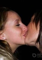Пьяные лесбиянки целуются в кафе 13 фотография