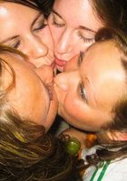 Пьяные лесбиянки целуются в кафе 14 фотография