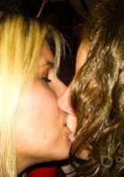 Пьяные лесбиянки целуются в кафе 15 фотография