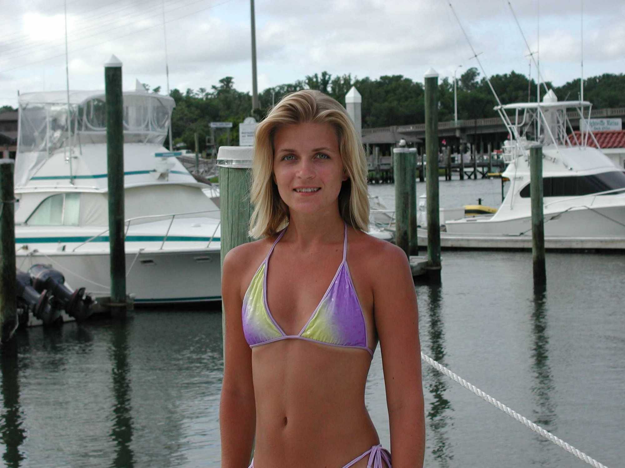 Стройная блондинка отдыхает голышом на палубе яхты | Реальное (домашнее)  порно и секс фото