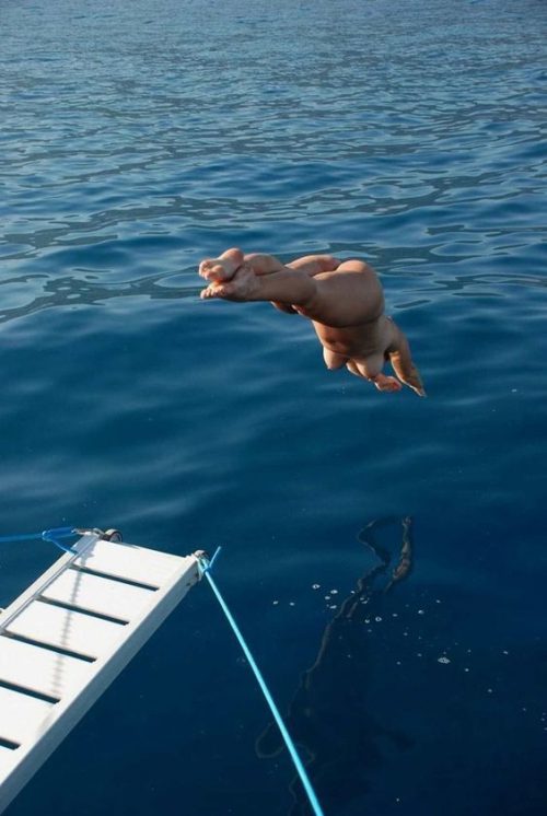 Милашки в воде показывают набухшие сосочки 13 фотография