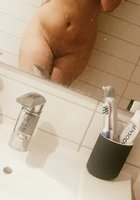 Стройные бабы позируют во время купания в ванной комнате 12 фотография