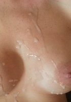 Дамы с обнаженной грудью светят спермой на теле перед камерой 4 фотография