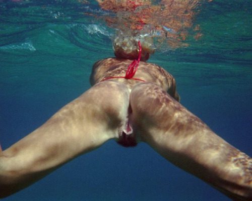 голые девушки в воде гиф - lavandasport.ru