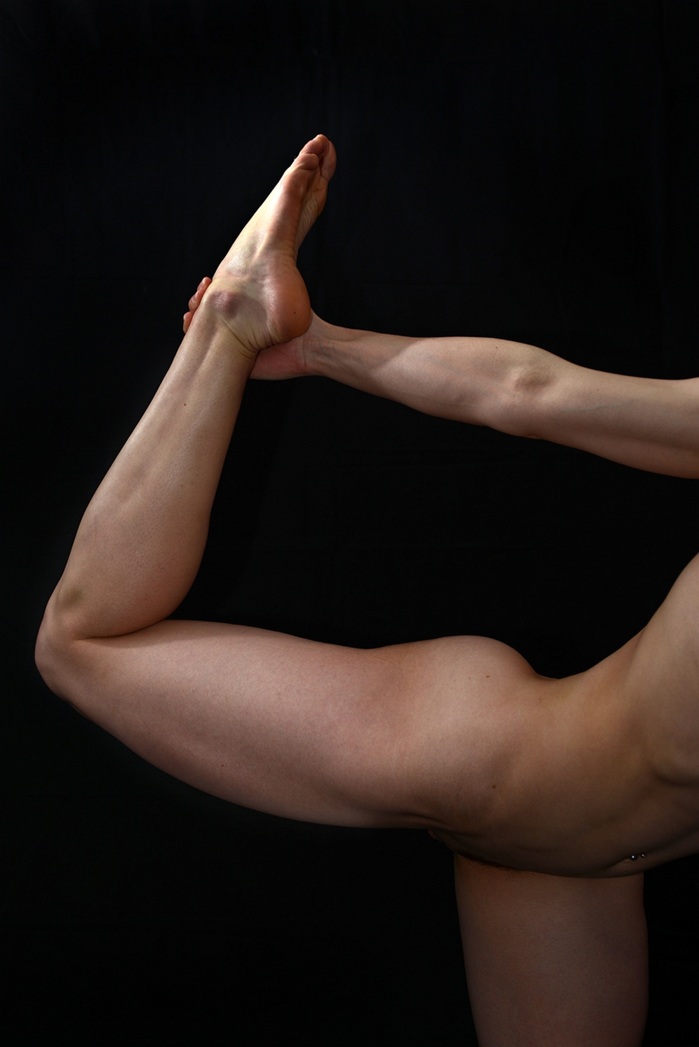 Голая спортсменка показывает рельефное тело и сильные руки | порно и секс  фото с голыми девушками и парнями