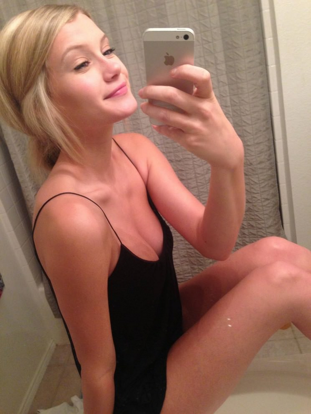 Грудастая блондинка делает селфи после душа | порно и секс фото с голыми  девушками и парнями