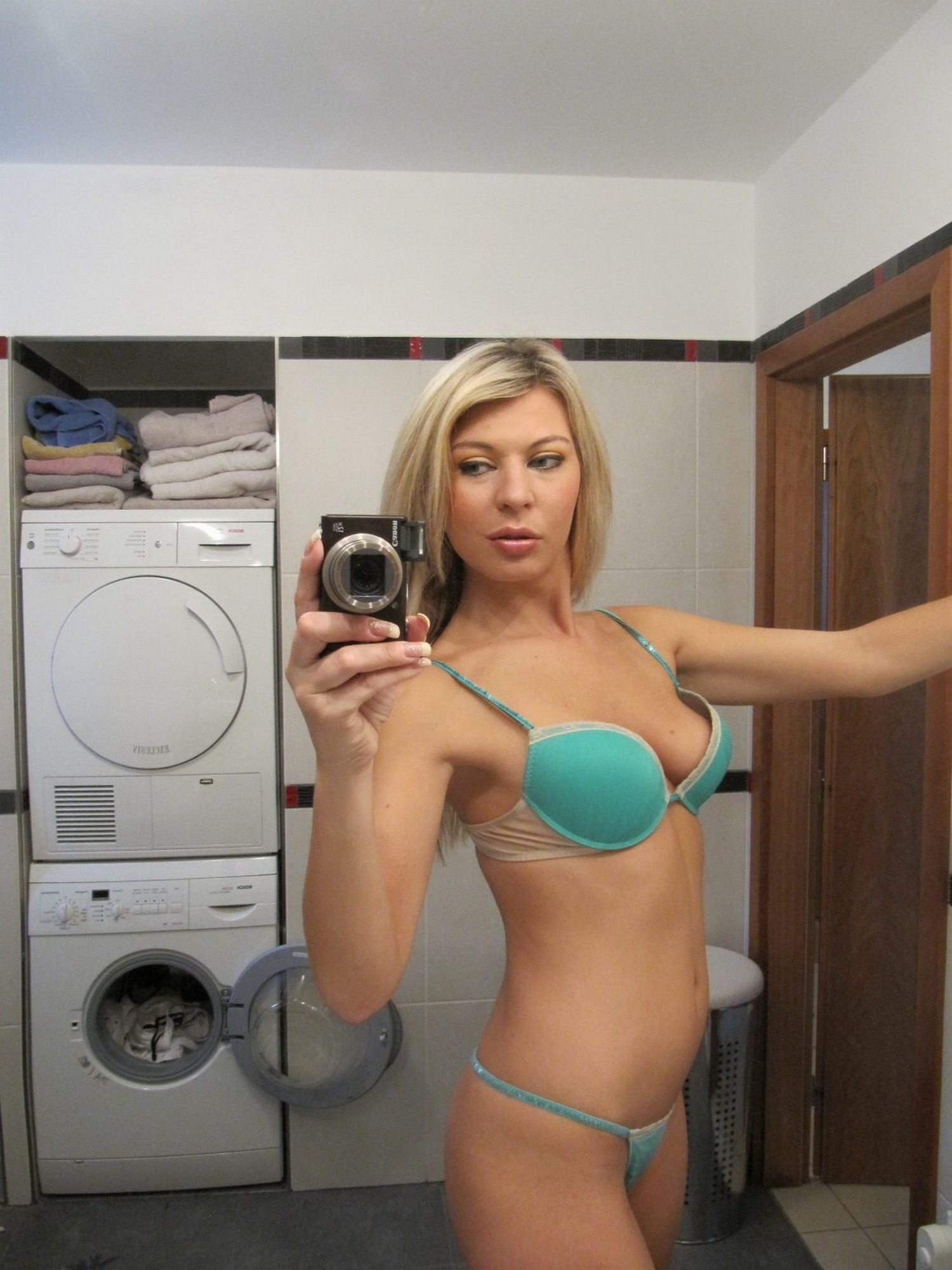 Блонда снимает белье в ванной и делает селфи | частные порно и секс фото