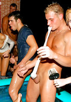 Пьяная оргия с мокрыми телками в ночном клубе 9 фотография