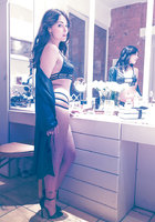 Британская модель Ava Dalsush ласкает свою мохнатку в гримерке 1 фотография