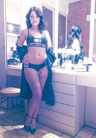 Британская модель Ava Dalsush ласкает свою мохнатку в гримерке 2 фотография