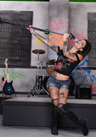 Татуированная рокерша в ботфортах светит упругими сиськами около микрофона 5 фотография