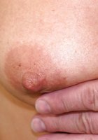 Зрелка дала гинекологу осмотреть ее небритую вагину на кушетке 1 фотография