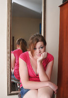 Полная девушка с растяжками на животе светит мандой напротив зеркала 2 фотография