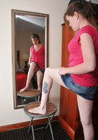 Полная девушка с растяжками на животе светит мандой напротив зеркала 3 фотография